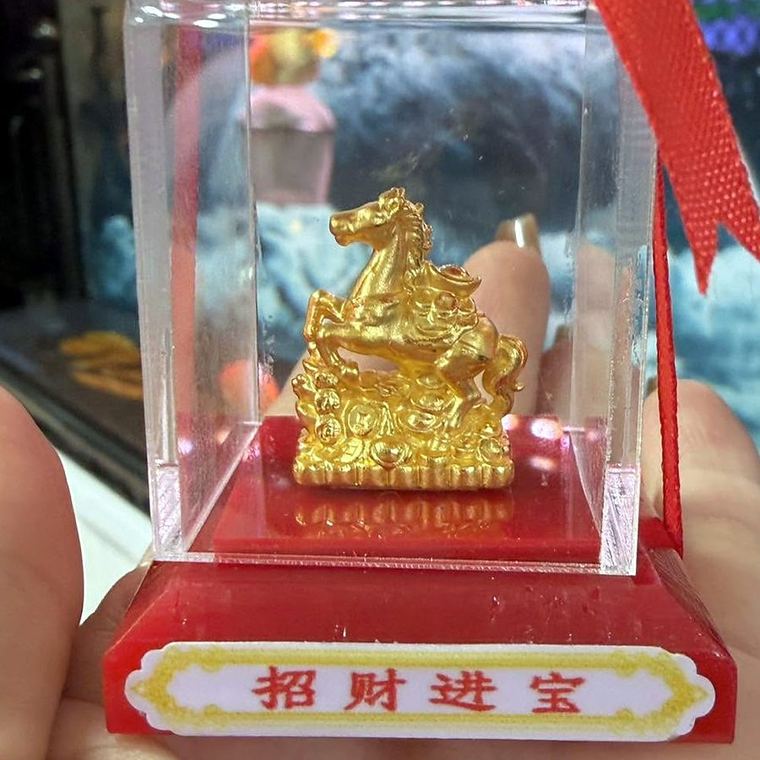 Ngựa vàng phi nước đại